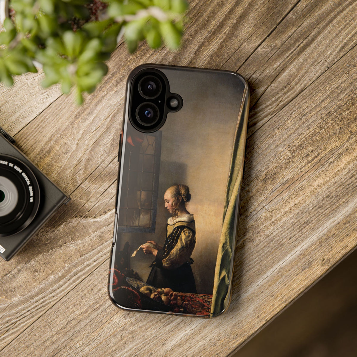 Mädchen das einen Brief am offenen Fenster liest von Jan Vermeer - Robuste iPhone Hülle